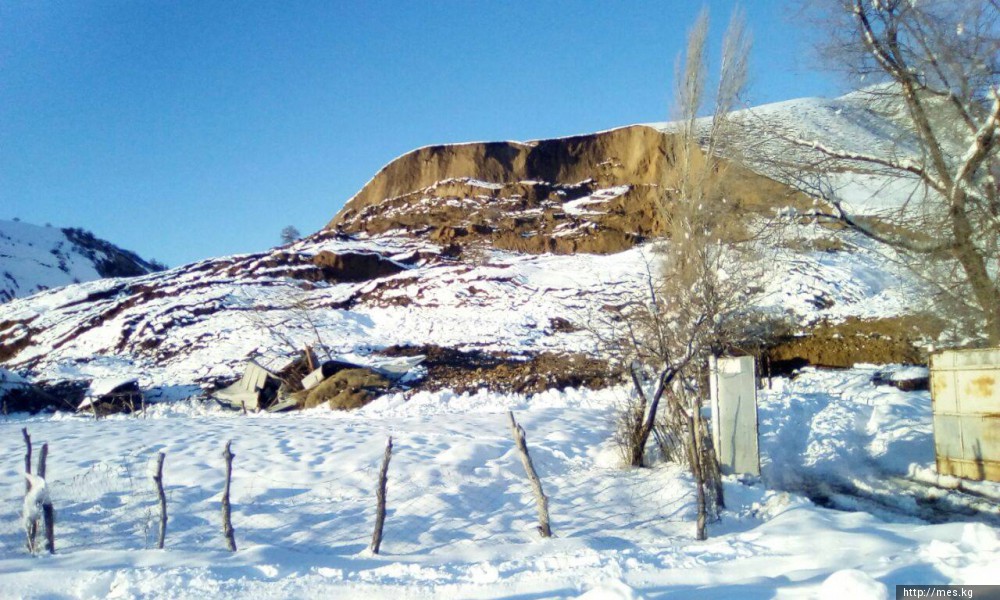 Сузак районунда жер көчкү жүрүп, эки турак үйдү толугу менен басып калды