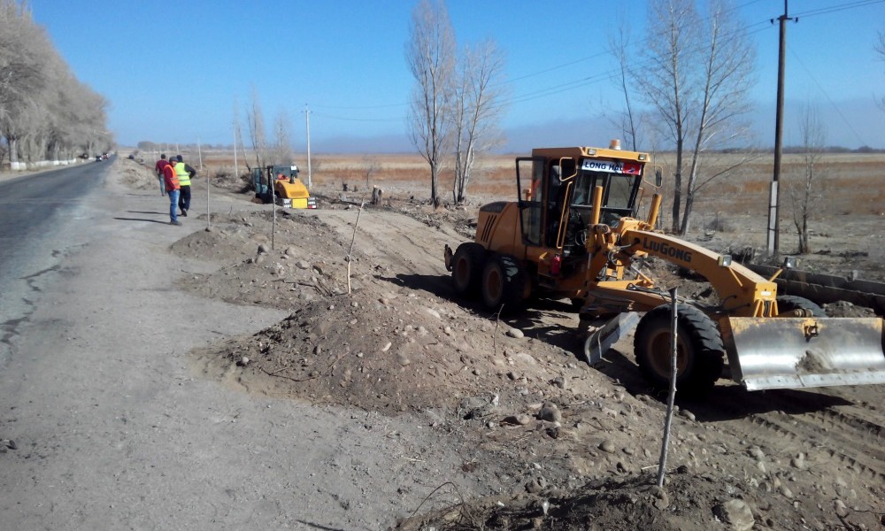 3 айлык маяналарын ала албай жүргөн жол куруучулардын көйгөйүн ким чечет?