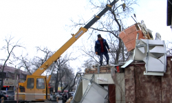 Бишкекте башаламан такталар алынып, мыйзамсыз  курулуштар бузулууда