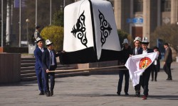 “Асмандан жарык көрсөң жылдыз деп бил. Ак калпак кийгендерди кыргыз деп бил”