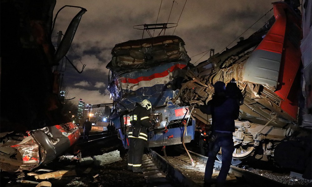 Москва: столкновение поезда с электричкой