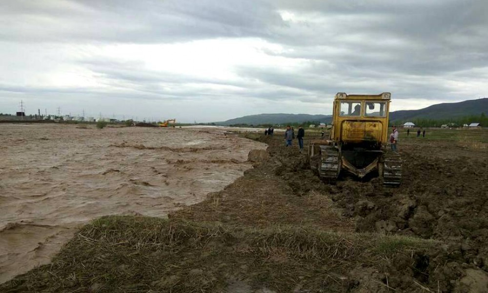 Жалал-Абад: из-за сильных дождей поднялся уровень воды в реке Кок-Арт