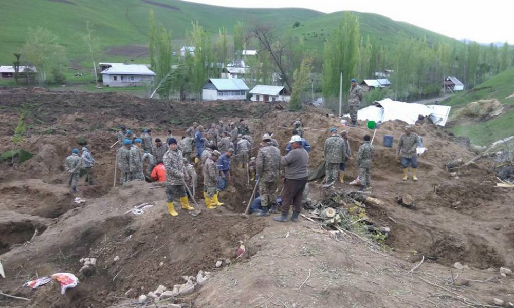 Жер көчкү алдында калгандарды издөө иштери уланууда 