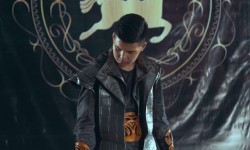 Жаш ырчы чет элдик сынакта   “Көк  бөрү”    ырын оркестрдин  коштоосунда ырдайт 