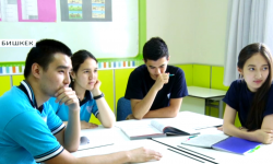 Эл аралык мектептин бүтүрүүчүлөрү чет жактан билим алууга чакыруу алышты