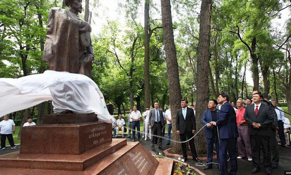 Көп кырдуу талант Арстанбек Буйлаш уулуна эстелик коюлду