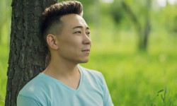 Өлкө  башчынын  ырын  эстрада  ырчысы   ырдап  чыкты