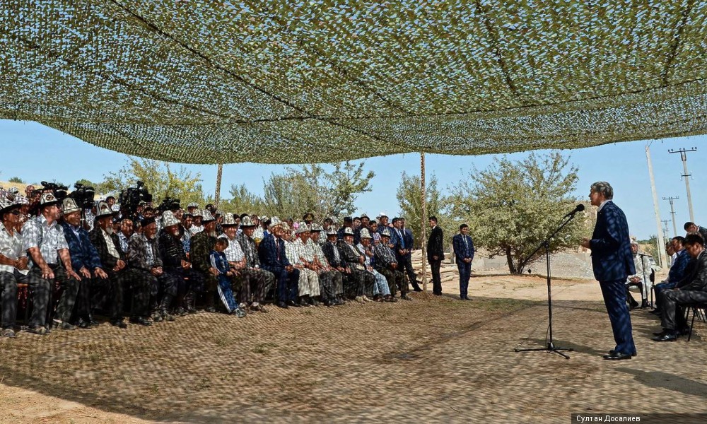 Алмазбек Атамбаев Оштогу жумушчу сапарынын алкагында өзгөндүктөр  менен жолукту