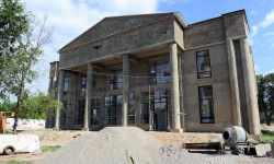 Талас шаарындагы драма театр имаратынын курулушуа Атамбаев 45 миллион сом бөлдү