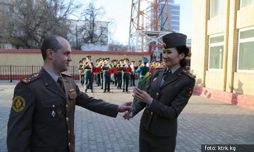 Женщины в погонах получают поздравления