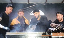 Тимати менен Рамзан Кадыров 1000 тургунга бургер таратышты 