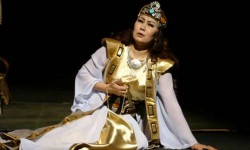 Айсалкын Кыйыкбаева: Кинодо кадрлар башаламан тартылат, а театрда бары ирээти менен... (аудио)