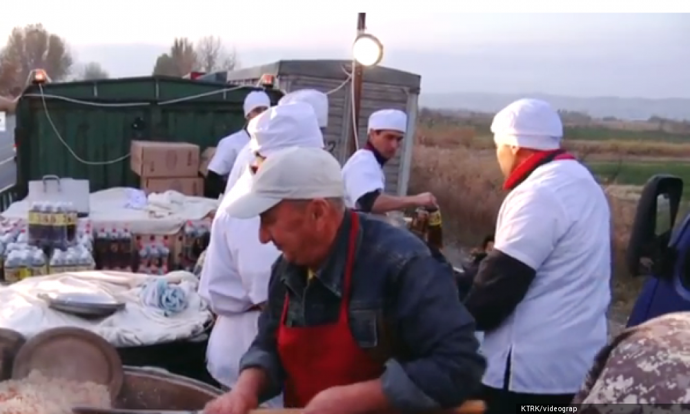 Чек арада оор жүк ташыгандарга мобилдүү ашкана уюштурулду