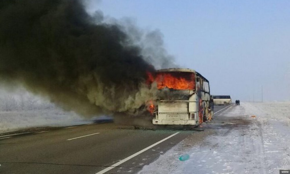 Казакстандын Актөбө облусунда автобус 52 жүргүнчүсү менен өрттөнүп кетти