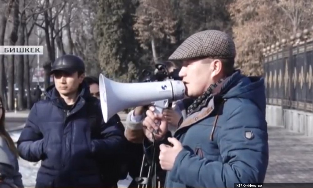 У здания Жогорку Кенеша снова устроили митинг