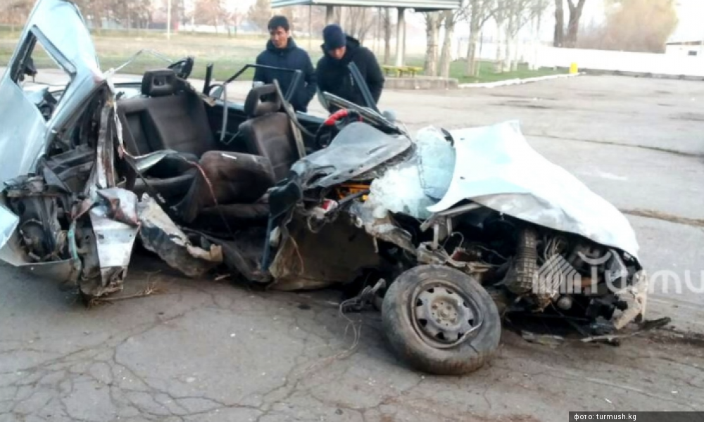 В городе Каракол автомобиль протаранил ограждение, погибла девушка