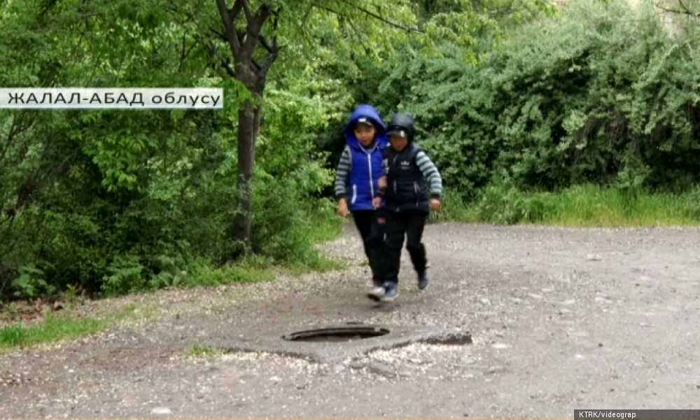 Жалал-Абад шаарынын көчөлөрүндө капкаксыз калган кудуктар көбөйдү