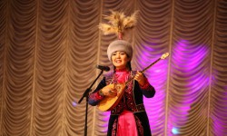 Сүйүнбай атындагы Алматы облустук  филармониясынын ырчысы Эльмира Дауренбекова 