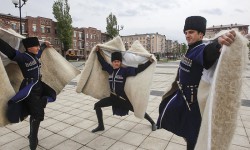 Улуттук кийимдер: чечен улуттук костюму ачыктыкты, салтанатты жана эркиндикти сүйө тургандыгын даңазалап турат 