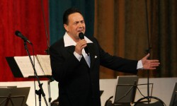 Музыка дүйнөнүн тили: “Эстрададагы эң жылдыздуу ырчы” атка  конгон Ренат Ибрагимов