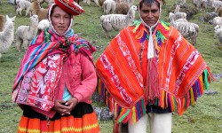 Улуттук кийимдер: Перуда 40 жаштан нары улуттук кийим кийип жүрүүнү туура деп эсептешет