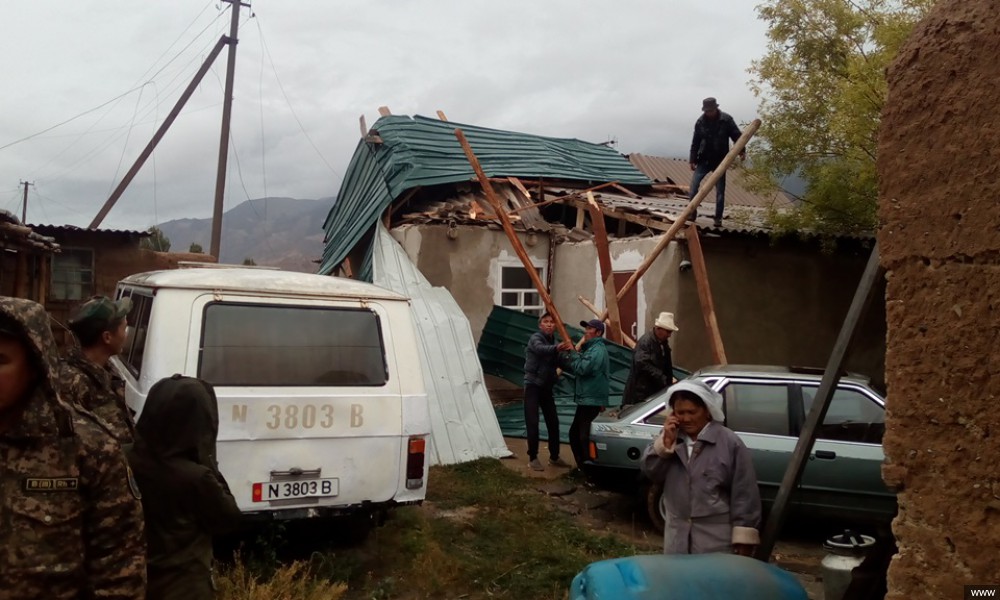 Нарын шаарында куюн аралаш шамал 7 турак үйдүн чатырын учурду 