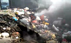 Элдик репортер: Мектептин жанындагы таштанды алынбай эле, жеринде өрттөлүүдө