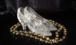 Дүйнөдөгү эң кымбат бут кийимдердин коллекциясы тартууланды 