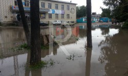 Элдик репортер: Көлчүккө толгон Түптөгү банктын имараты 