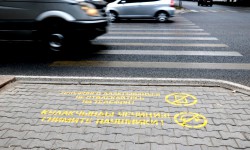 Бишкектин жолдорунда жөө адамдар үчүн эскертүүчү жазуулар пайда болду