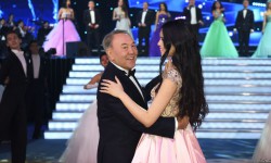 “Казакстан сулуусу” Назарбаевди бийге чакырды