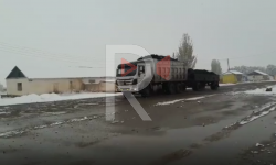 Элдик репортер: Кара-Кечеден көмүр ташыгандар Чаек-Кочкор жолун талкалап бүтүштү