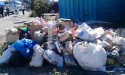 Элдик репортер: Караколдогу базардын жанында үйүлгөн таштанды