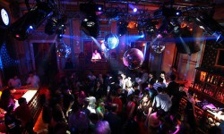 Түнкү көңүл ачуучу жайлар кимдер тарабынан көзөмөлгө алынат?