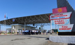 Чек арадан башка бирөөнүн паспорту менен өтүүгө аракет кылган кыз кармалды