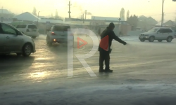 Элдик репортер: Шаар тургундары көчөлөргө үйүнөн туз алып чыгып чачып жатышат