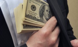 Пара менен кармалган Азимкан Жусубалиев бир жарым айга камакка алынды 