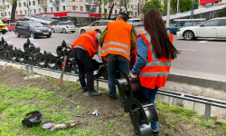 Бишкекте улуттук үлгүдө жасалгаланган тосмолор орнотулууда