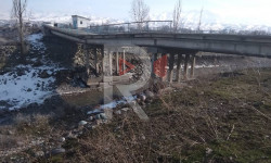 Элдик репортер: Түзөтүү колониясынын жолундагы көпүрө кулайын деп араң турат