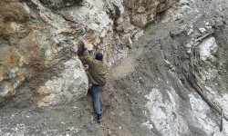 Баткенде Зардалыга баруучу жалгыз чыйыр жолго чоң таш кулап түштү