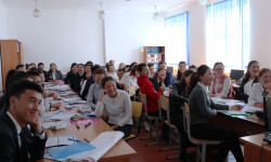 Өспүрүмдөргө келечектеги кесибин тандоодо жардам берген окуулар өткөрүлдү  