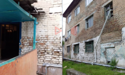 Элдик репортер: Авариялык абалдагы үйдө жашаган Ош шаарынын тургундары