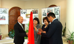 Улуу Жеңиштин белгиси аталган кызыл байрак Кыргызстанга тапшырылды