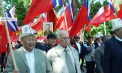Кыргызстан коммунисттик партиясынын мүчөлөрү жөө жүрүшкө чыгышты