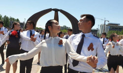 "Өчпөс оттун" жанында жүздөгөн жуп "Жеңиш вальсын" бийлешти