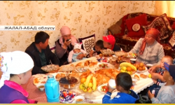 Коомго татыктуу балдарды тарбиялап берген "Баатыр эненин" бейнеси