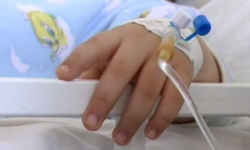 Эки жаштагы сабалган кыз чарчап калды