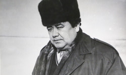 "Төрөлгөнүмө 3 ай болгондо апам ооруп калып, чоң апамдын колунда өстүм" - М.Мамбеталиев