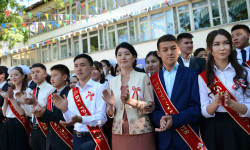 Бүгүн Кыргызстандын мектептеринде “Акыркы коңгуроо” кагылып, кезектеги окуу жылы жыйынтыкталды