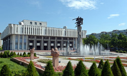 Токтогул Сатылганов атындагы Кыргыз улуттук филармониясынын имараты жаңыланды